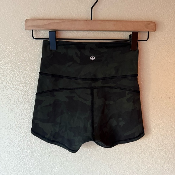 LULULEMON In Movement Camo Shorts - Picture 3 of 4
